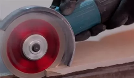 What type of saw blade is suitable for cutting porcelain and tiles?